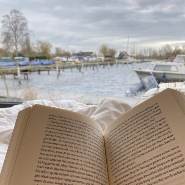 Boek lezen in het Havenhuisje