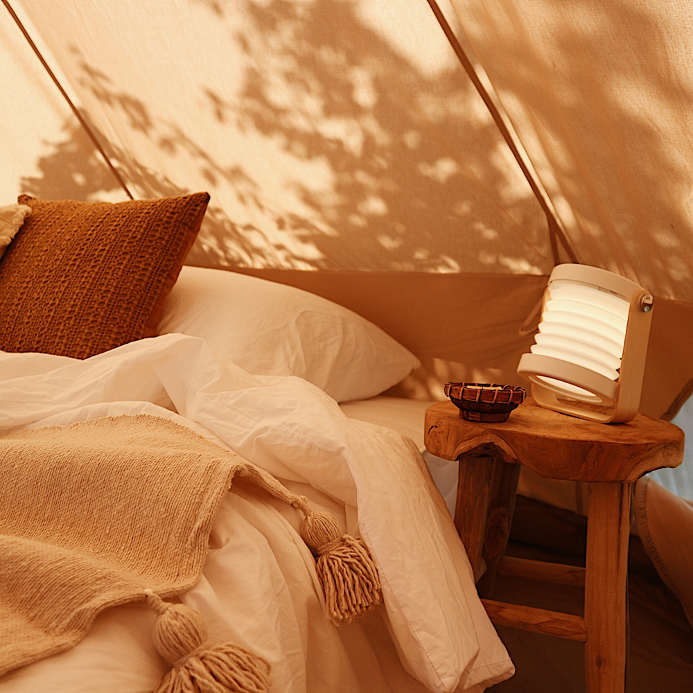 Sfeervolle accessoires in de glamping tent