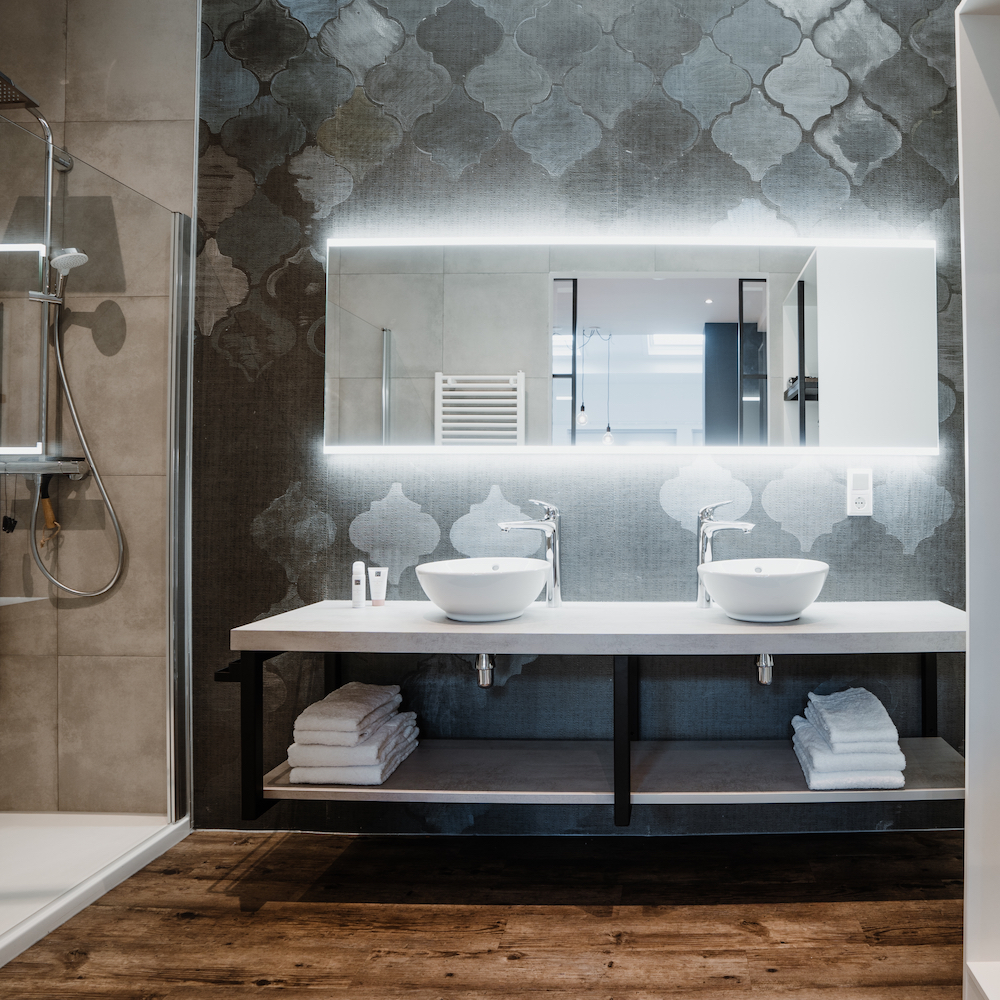 Badkamer met dubbele wastafel