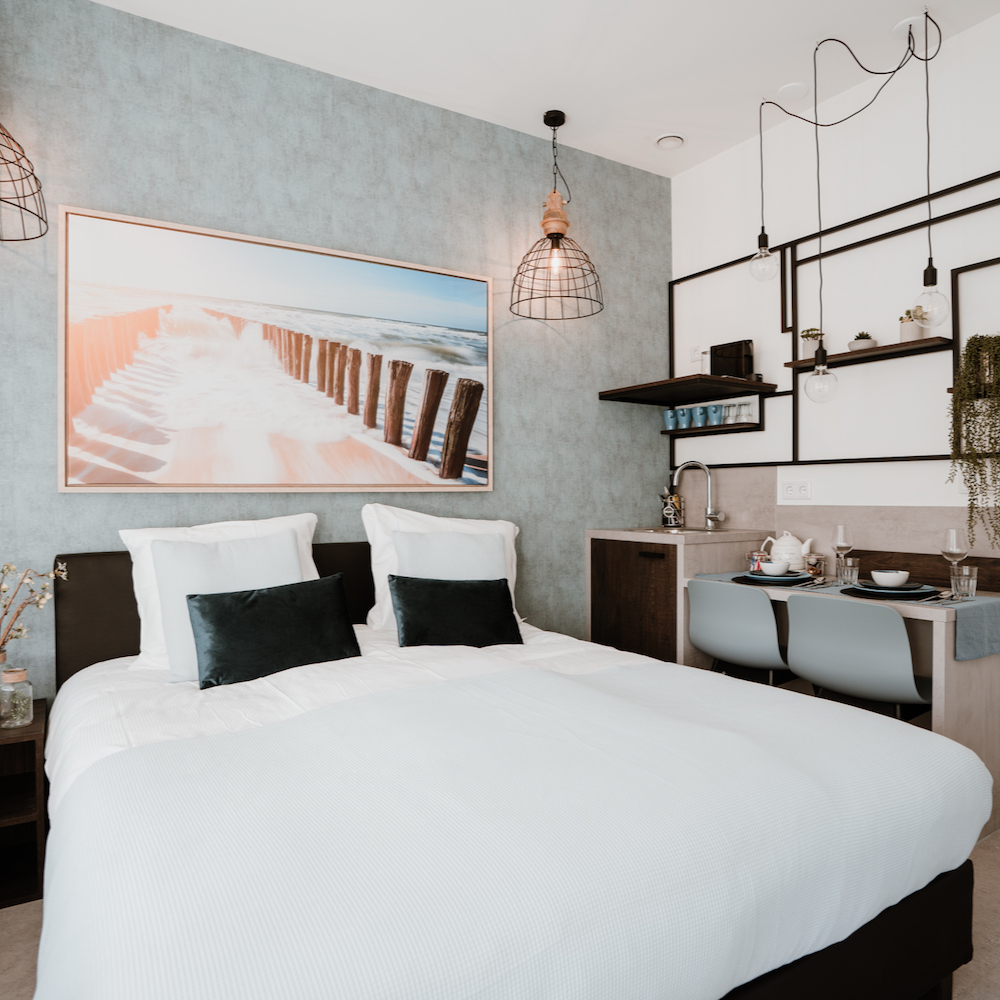 Hotelkamer met zachte tinten en stalen accenten