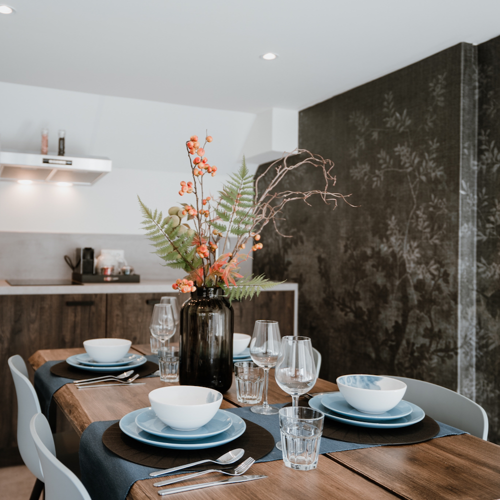 Gedekte tafel in 't Schuurtje, 4-persoons vakantiewoning