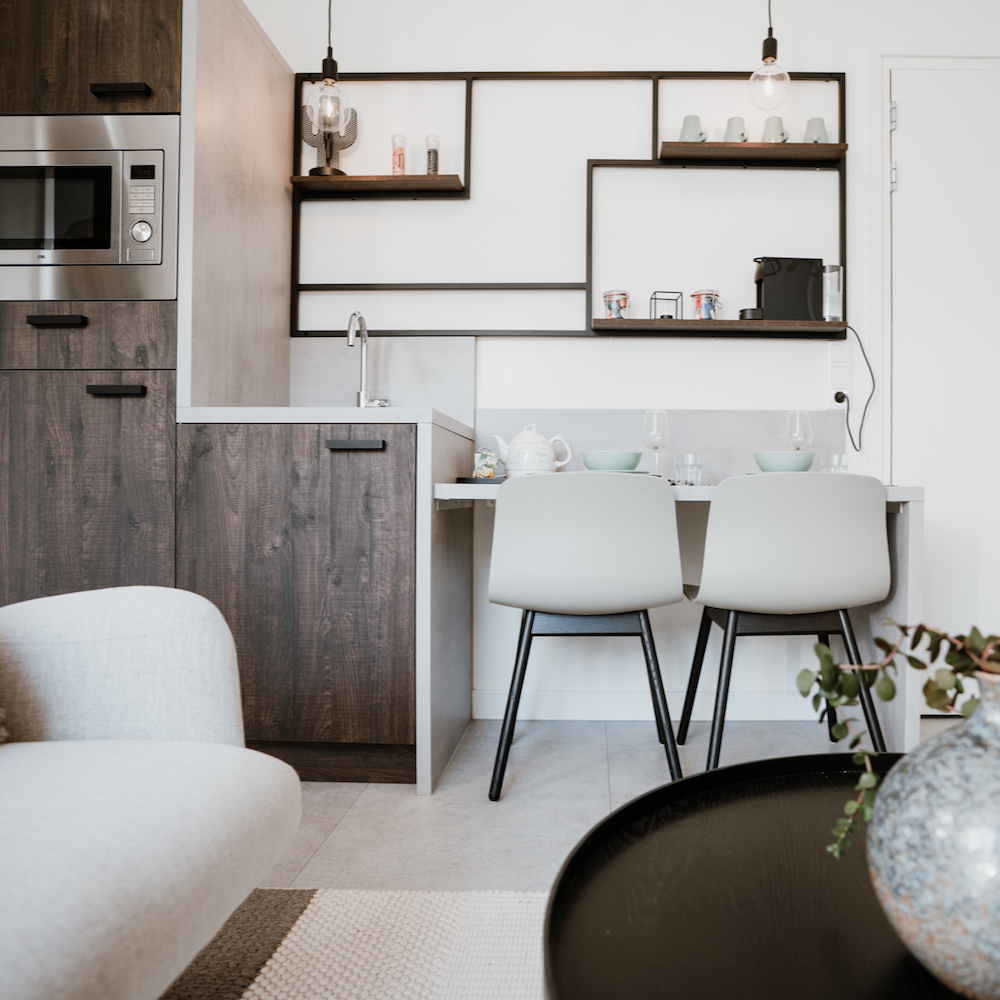 Kitchenette met twee eetstoelen