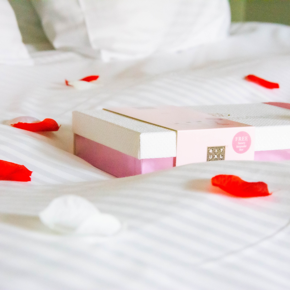 rozenblaadjes op bed