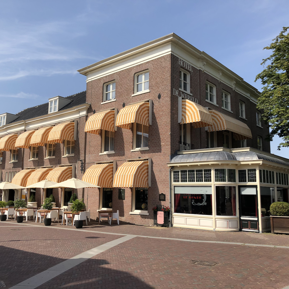 Voorzijde van het hotel