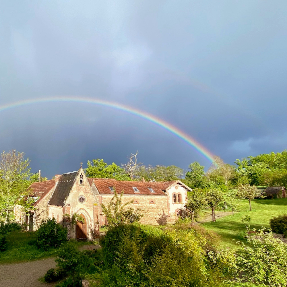 Regenboog boven het landhuis