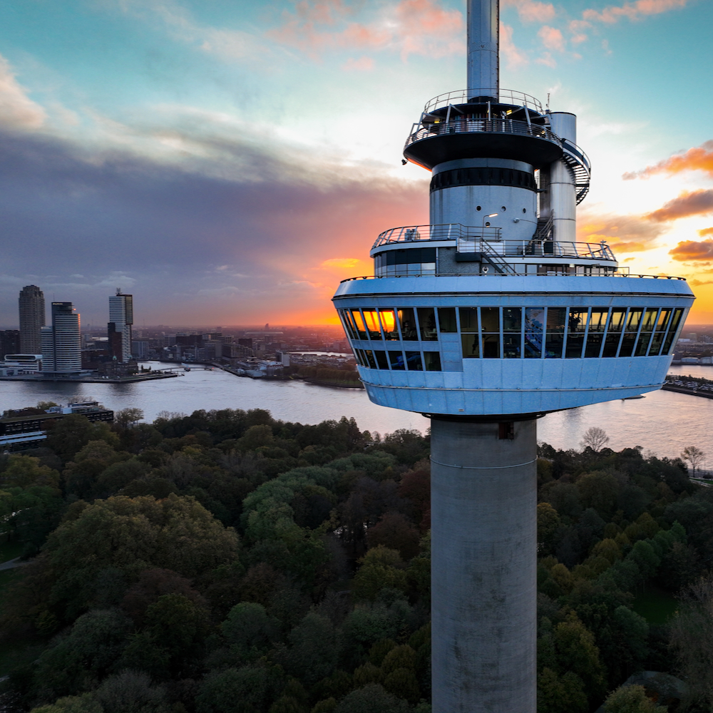 De Euromast in Rotterdam, waar je op grote hoogte kunt overnachten