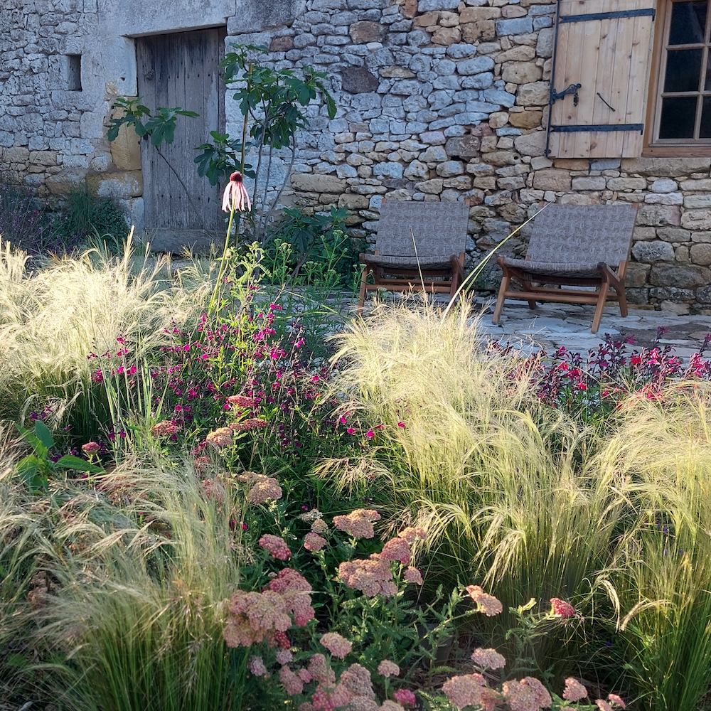 Bloementuin met twee stoelen bij een vakantiehuis in Dordogne