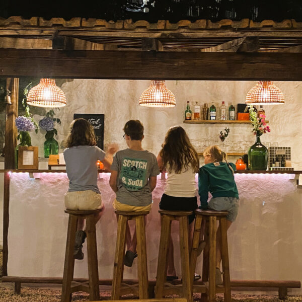 Kinderen aan de bar
