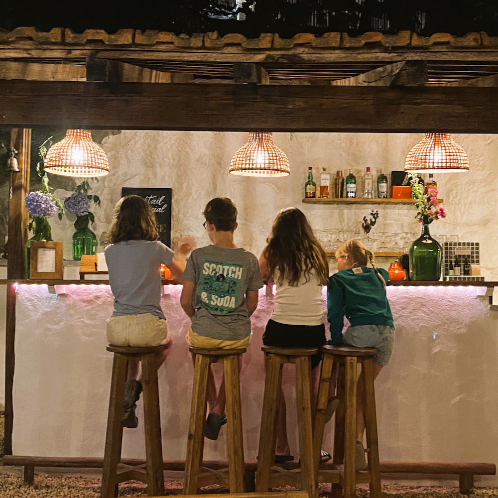 Kinderen aan de bar