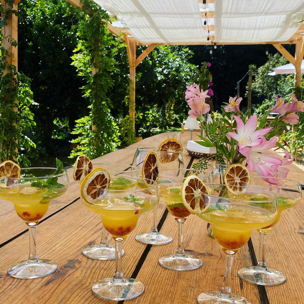 Zomerse cocktails op tafel