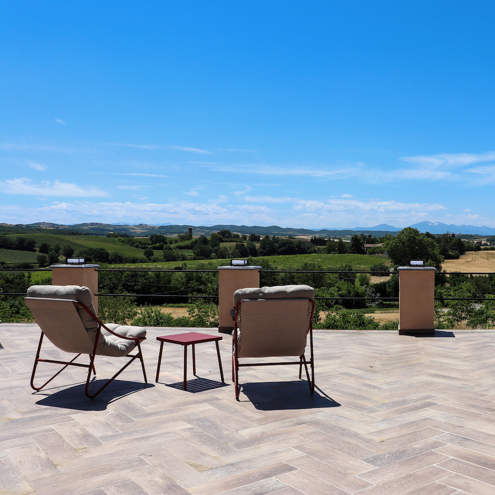 Stoelen op het terras met uitzicht over de heuvels