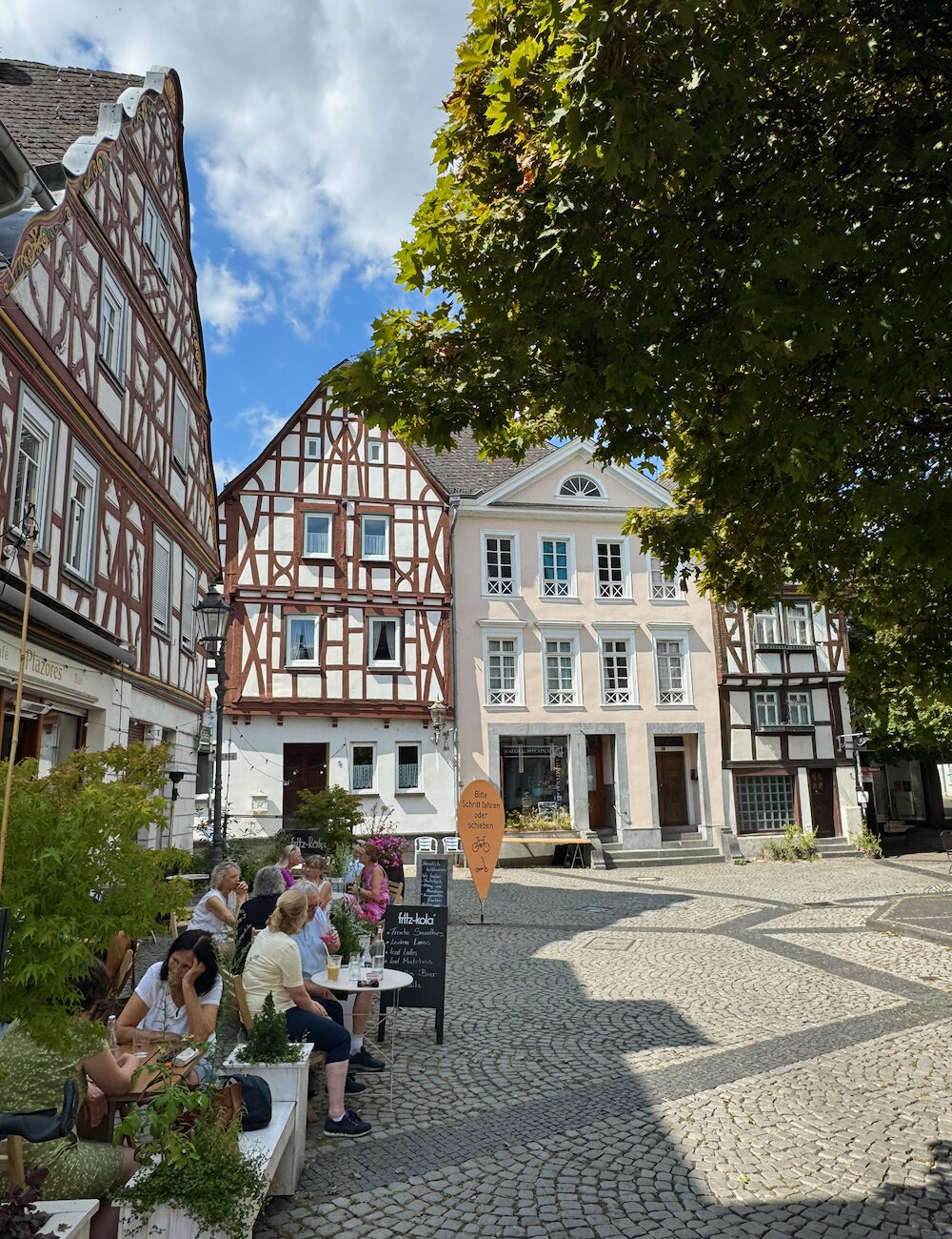 Plein met Café Plazores en gedetailleerde huizen in Duitsland