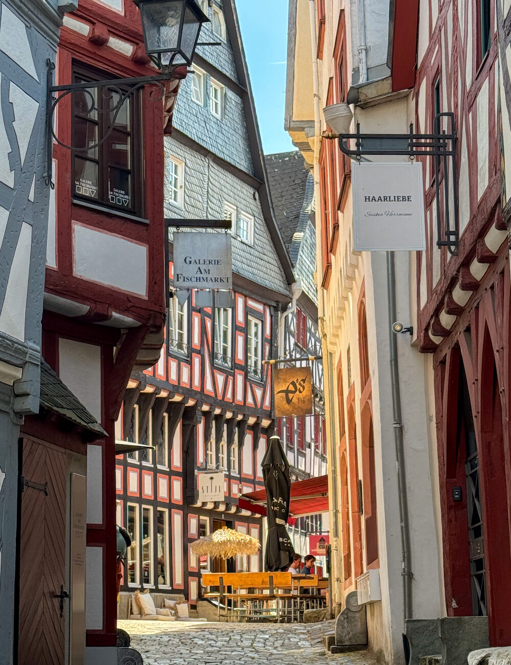 Ouderwetsen straatjes met gedetailleerde huizen in Limburg an der Lahn in Duitsland