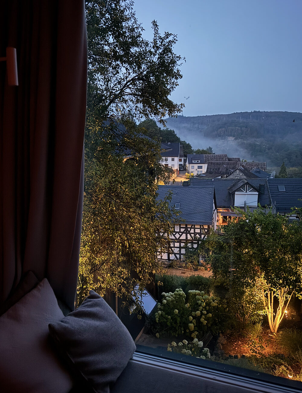 Zitplek in het raam met uitzicht op vakantiehuis Kleine Bleibe in Westerwald