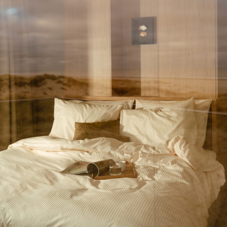 Slaapkamer met uitzicht op het strand en de zee op Terschelling
