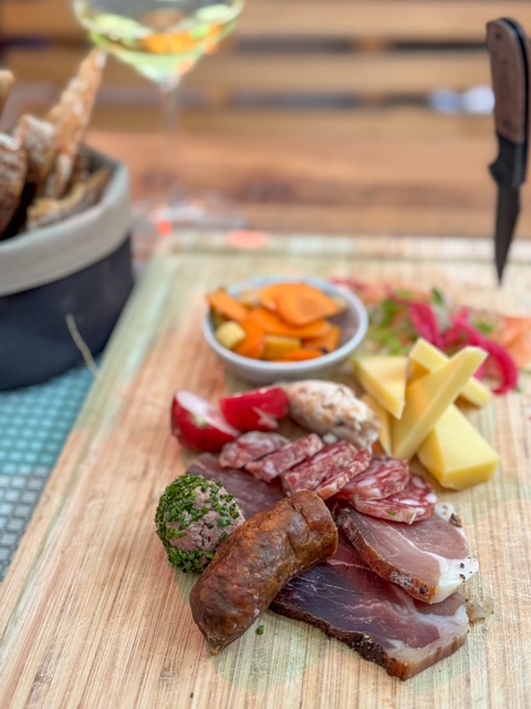Plank met Tiroler kaas en worst