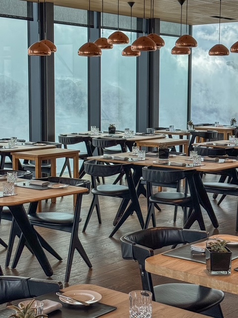 Tafels in het restaurant ice Q