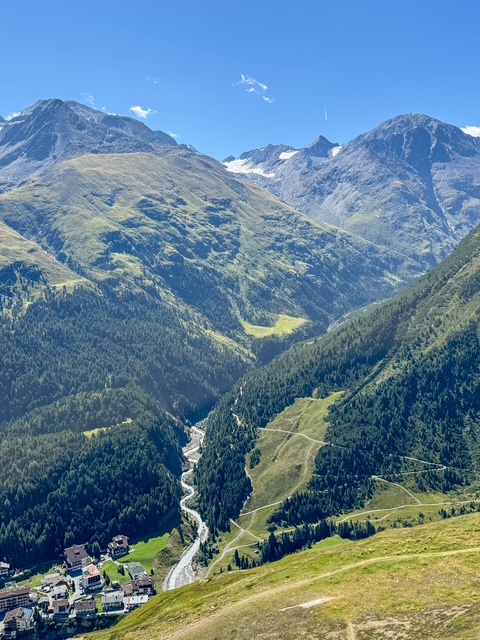 Kabbelende rivier in het dal bij Vent