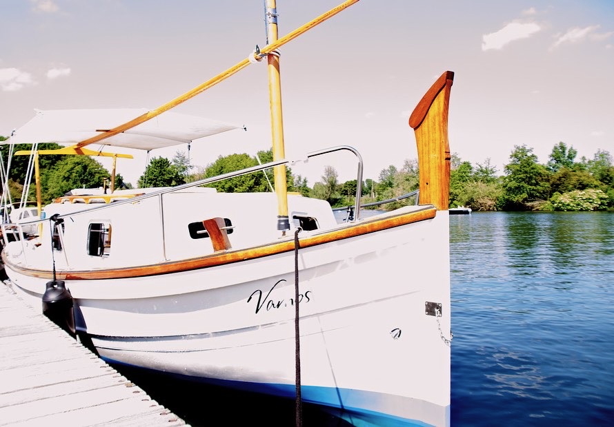 Boot in de haven van de Maasplassen