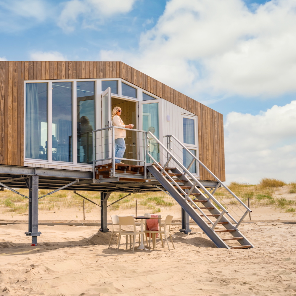 Vakantiehuis met grote ramen en zitplek op het strand in Petten