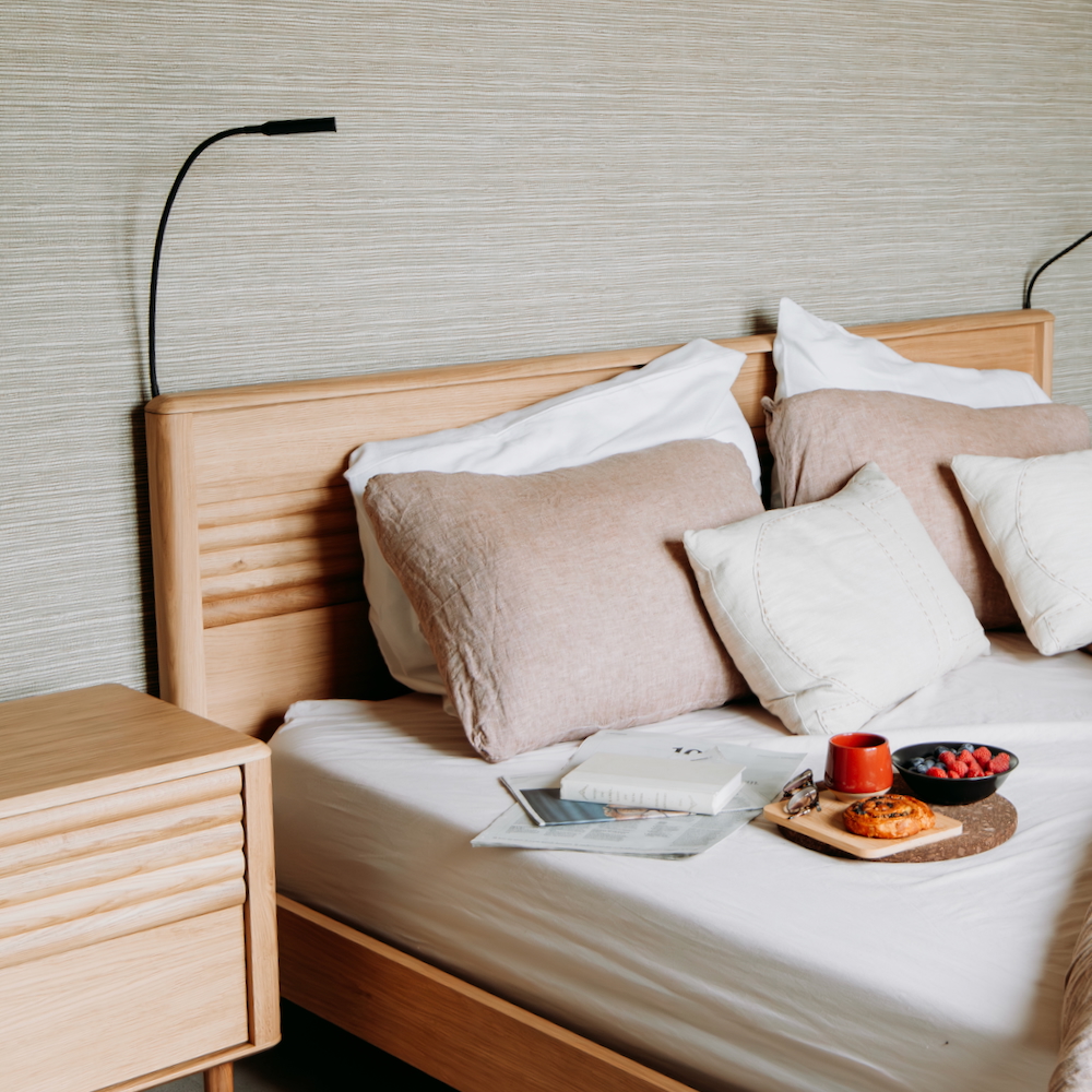 Slaapkamer met neutrale kleuren en ontbijt op bed aan de Veluwe