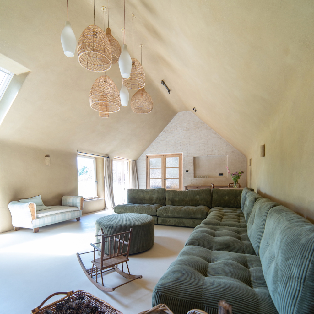 Woonkamer met zithoek en tafel in vakantiehuis in Vlaanderen