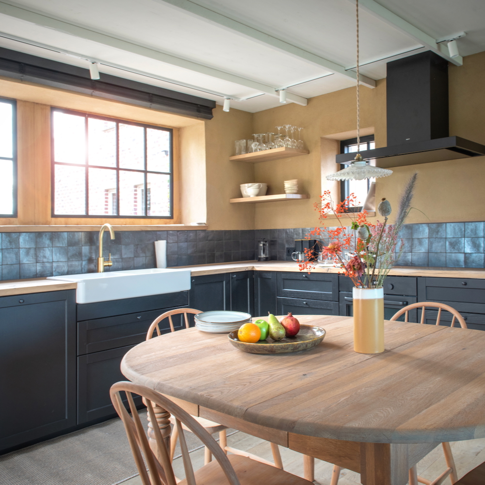 Keuken met eettafel bij vakantiehuis in Oost-Vlaanderen