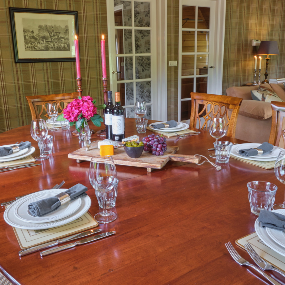Gedekte eettafel in een vakantiehuis met authentieke eigenschappen in de omgeving van de Utrechtse Heuvelrug