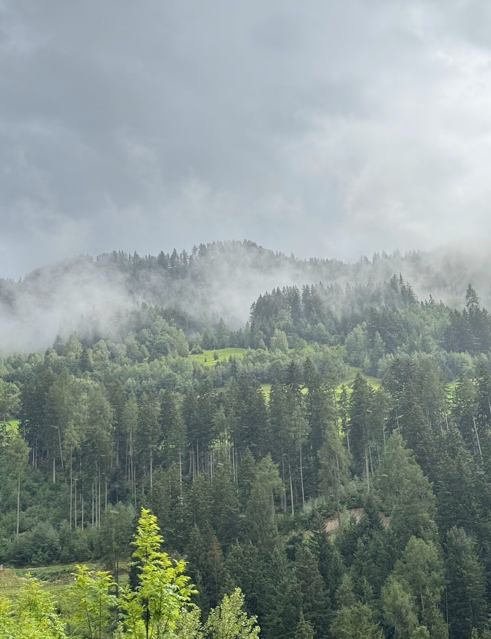 Bergen met bewolking in Unterengadin Zwitserland