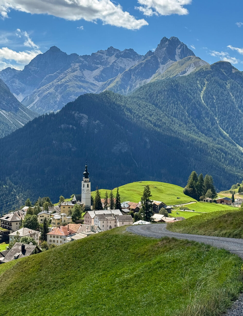 Bergdorpje Ftan in Unterengadin Zwitserland