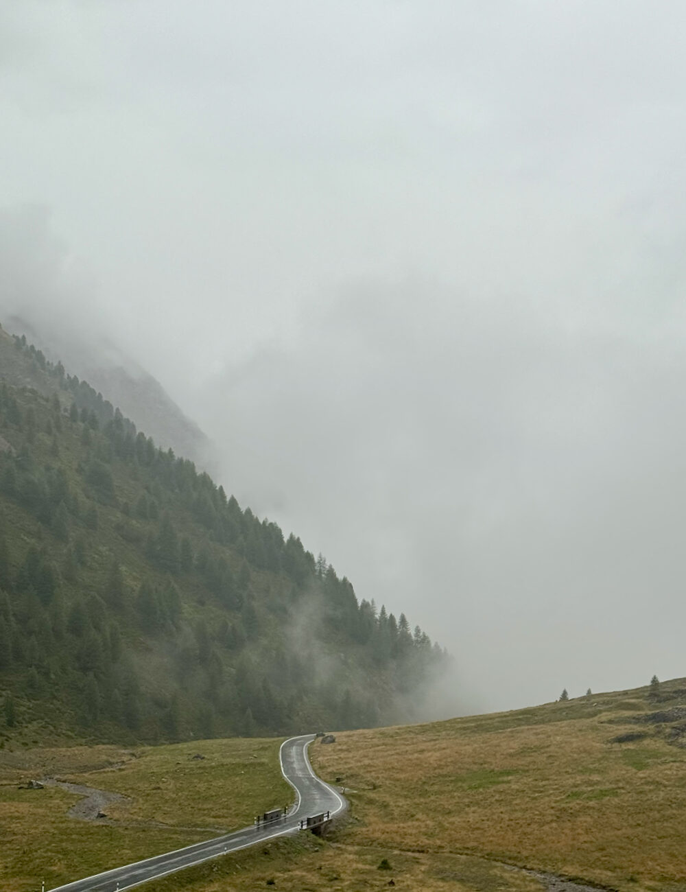 Bergpas met regen en bewolking