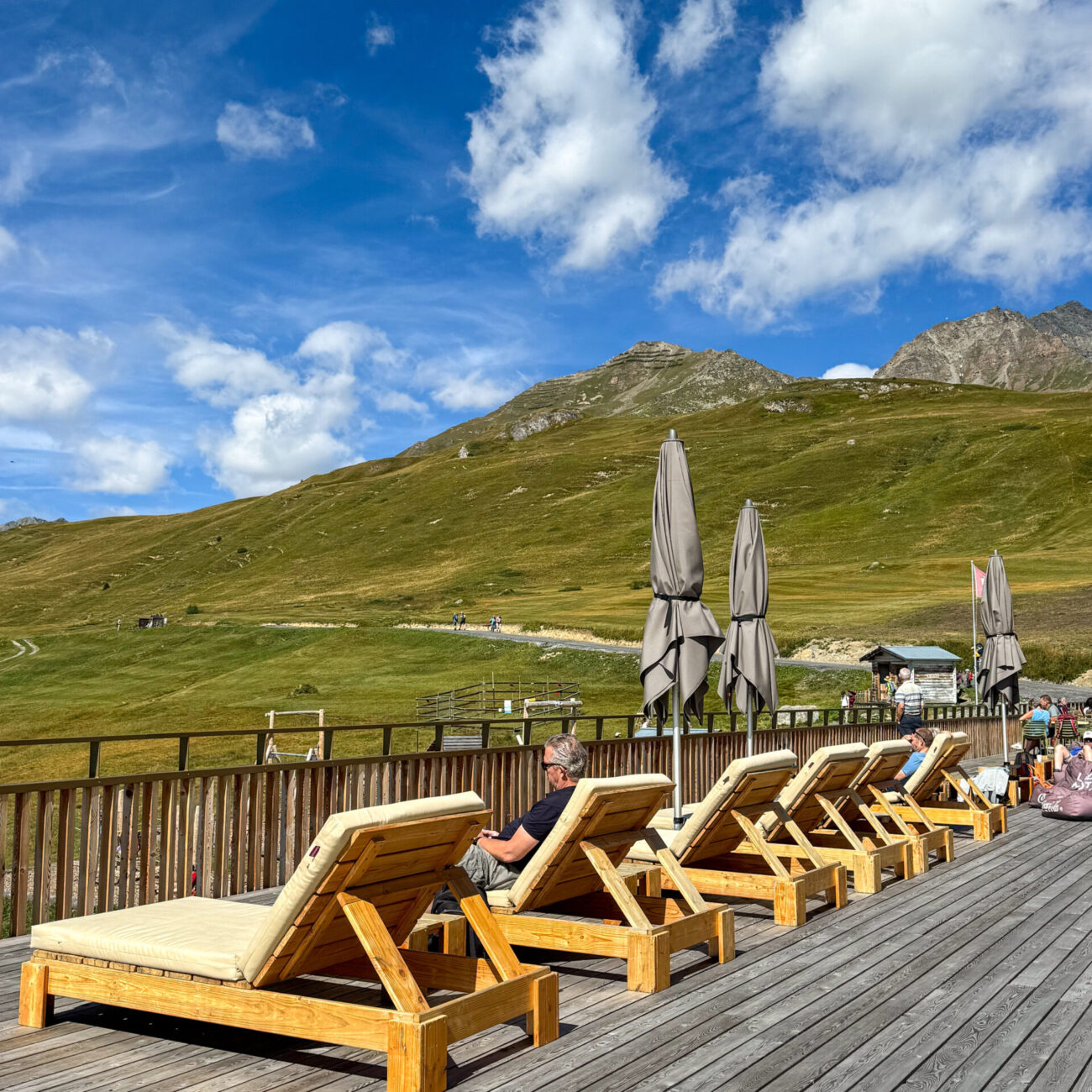 Terras met ligstoelen in de bergen bij Scuol