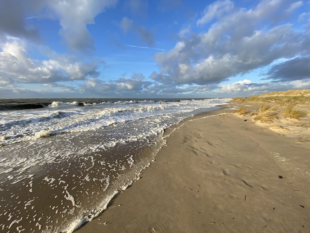 Strand und tosende Wellen in Ouddorp während der Ferien am Meer