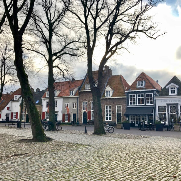 Historische Gebäude in einer Reihe auf dem Vischmarkt, in der Hansestadt Harderwijk