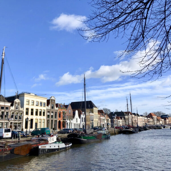 Kanal von Zwolle mit Booten und bunten Fassaden