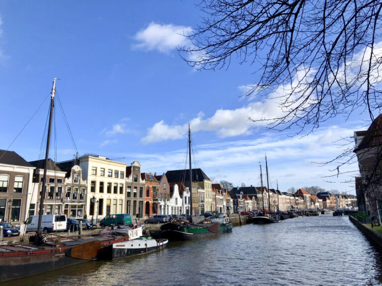 Kanal von Zwolle mit Booten und bunten Fassaden