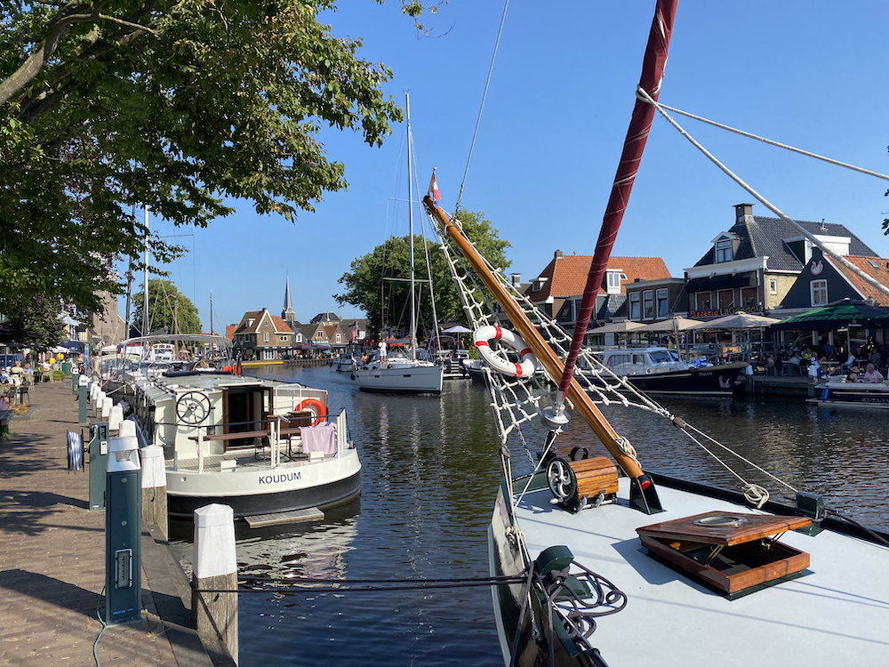 Kanäle voll mit Booten in Lemmer