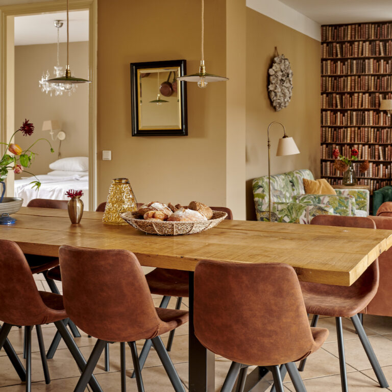 Essbereich mit Durchblick zum Wohnbereich und Schlafzimmer