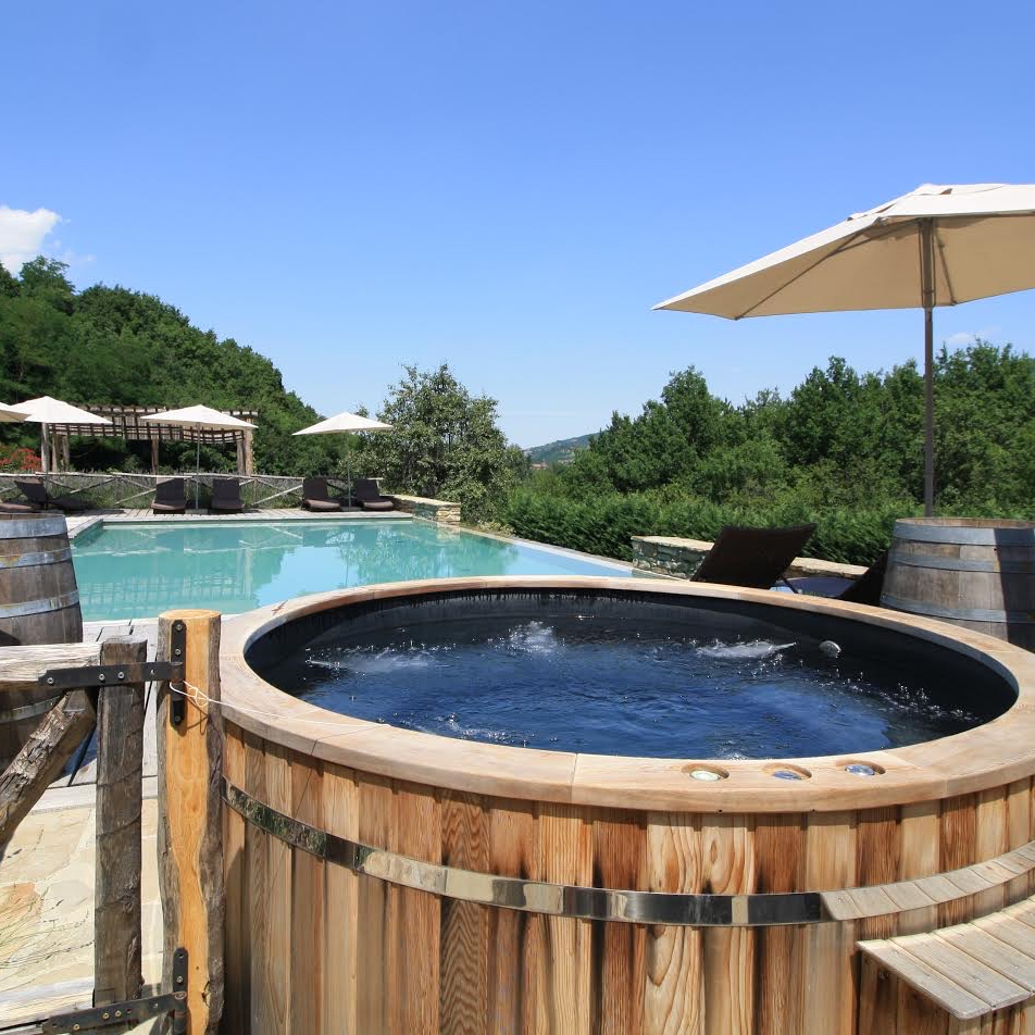 Whirlpool am Pool im Casa Valle Erro