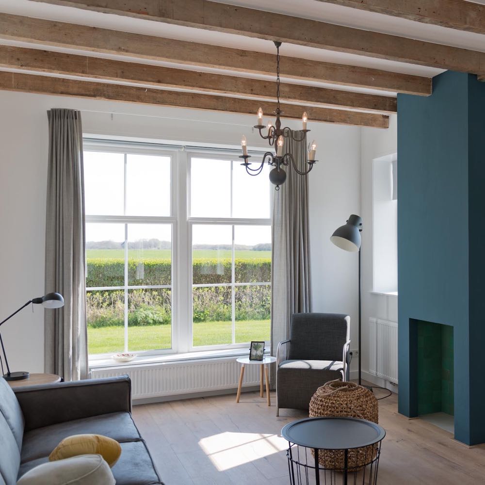 Sitzecke mit Sofa, Sessel und Kamin
