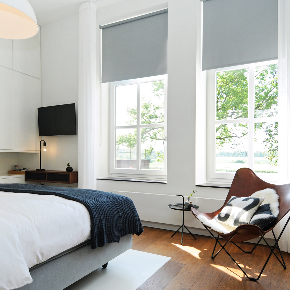 Helles und stilvolles Schlafzimmer, die 2-Bett Bodekamer im Design B&B het Raadhuys
