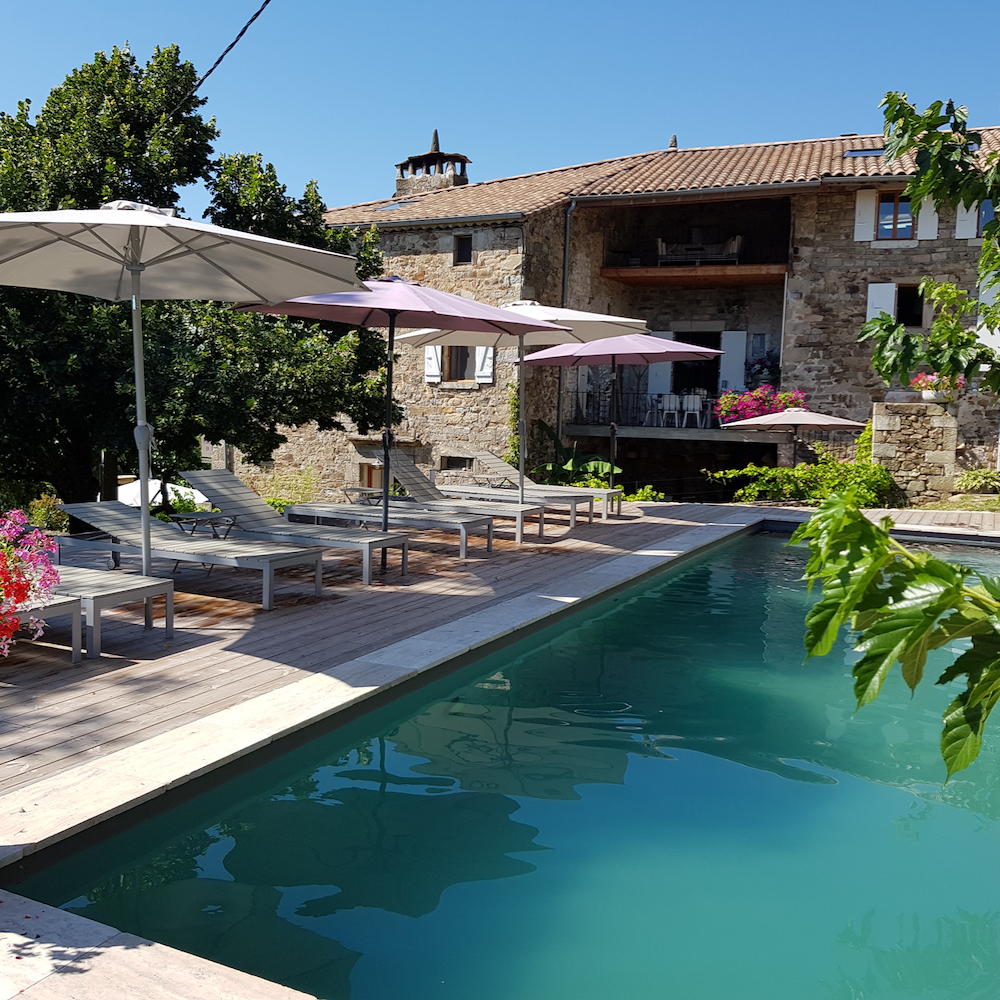 Schwimmbad mit Liegestühlen im französischen Ferienhaus