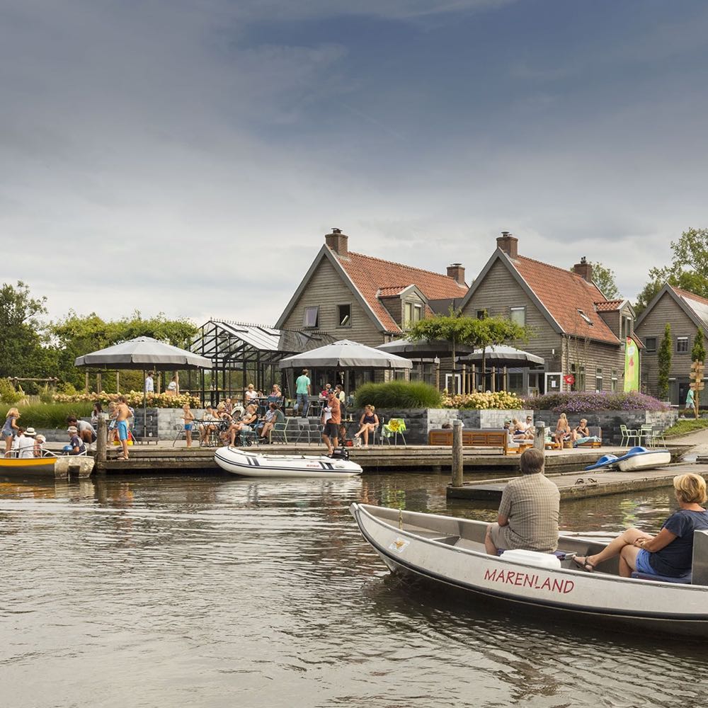 Boote auf der Terrasse von Marenland in Winsum, Groningen