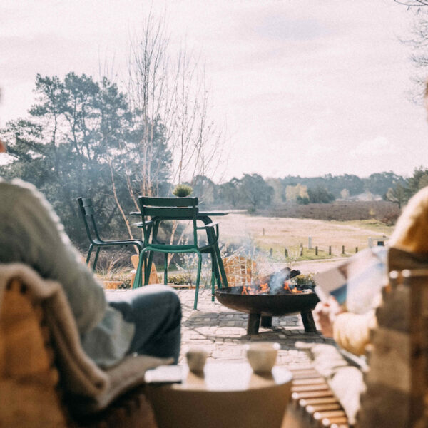 Gemütlicher Moment auf der Terrasse am Feuer