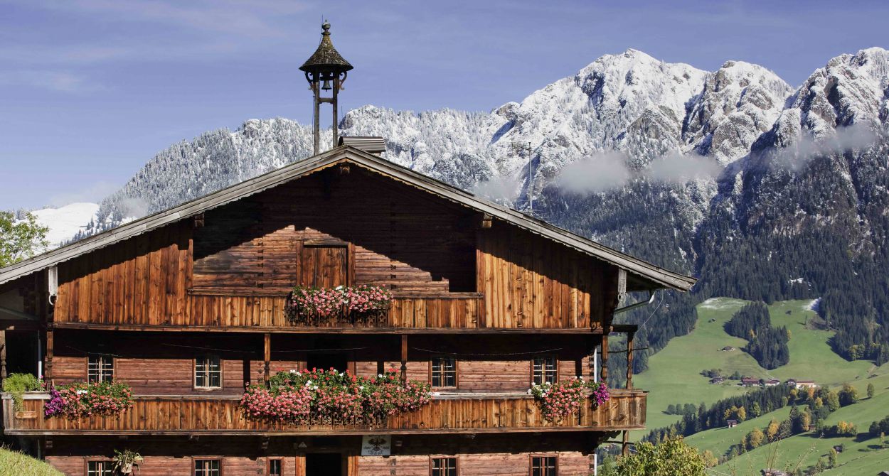 Urlaub in Österreich bedeutet, Häuser mit blumengeschmückten Balkonen zu genießen