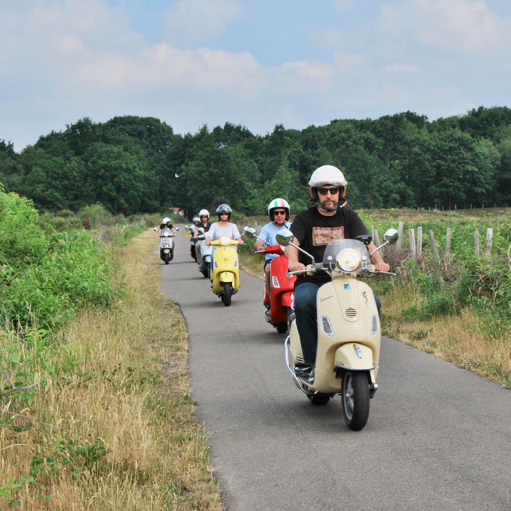 Eine Reihe von Motorrollern auf einer Landstraße, ein kühler Tag im Freien