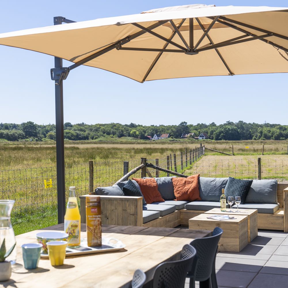 Terrasse mit Lounge-Sofas Gruppenunterkunft Texel