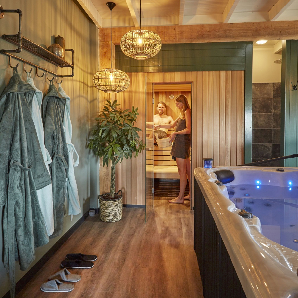 Ein Paar genießt in der Sauna
