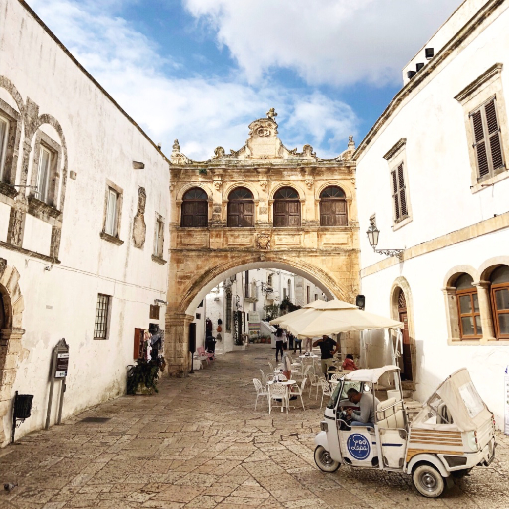 Die weiße Stadt Ostuni mit einer ihrer berühmtesten Straßen und weißen Häusern