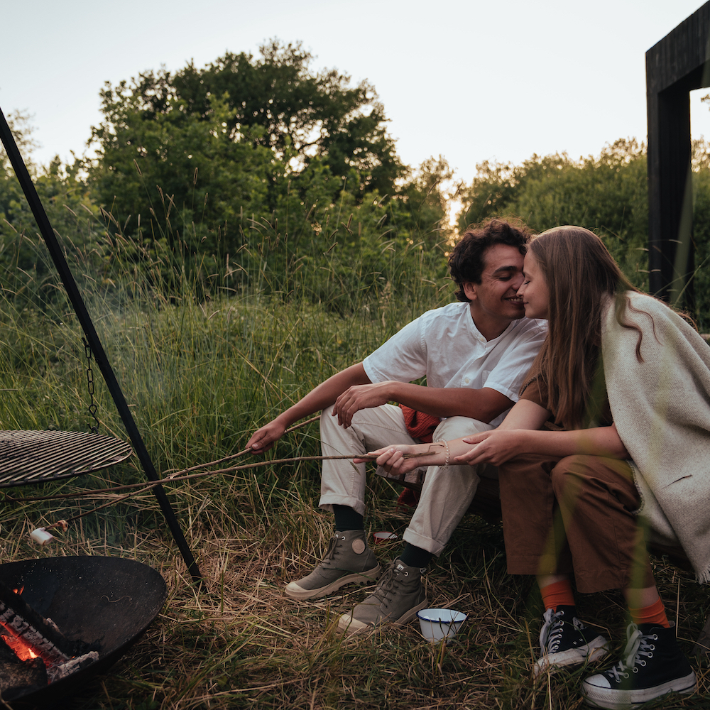Ehepaar röstet Marshmallows in der Hütte